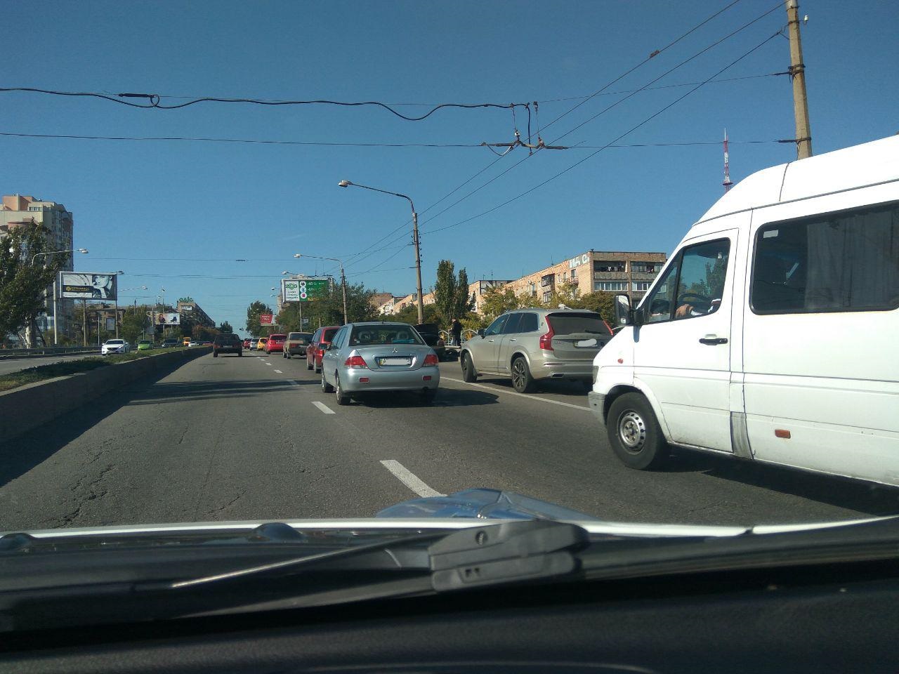 Пробка на дамбе. Все фото: пользователи "Автоканала Запорожье"