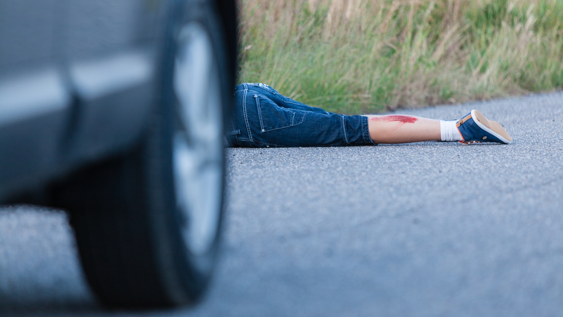 К чему снится что человека сбила машина. Девушка лежит на дороге. Человек валяется на дороге.