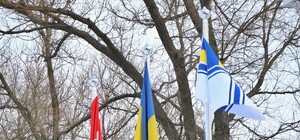 На Думской площади подняли флаг ВМС: его не снимут, пока одесские моряки не вернутся домой