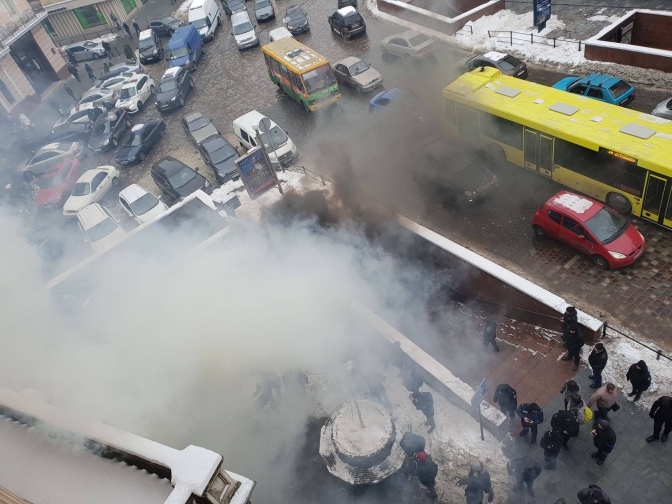 У центрі Львова запалили димові шашки.