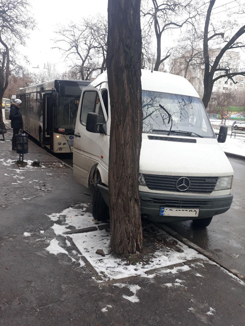 ДТП с автобусом и маршруткой. Фото: патрульная полиция