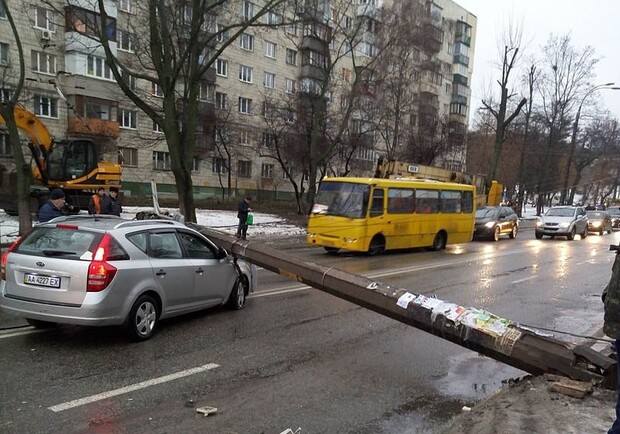 На Куреневке на авто упал фонарный столб. Фото: lb.ua