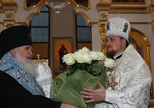 Архиепископ Василий поздравляет своего приемника епископа Иосифа.
Фото пресс-службы Запорожской епархии УПЦ.