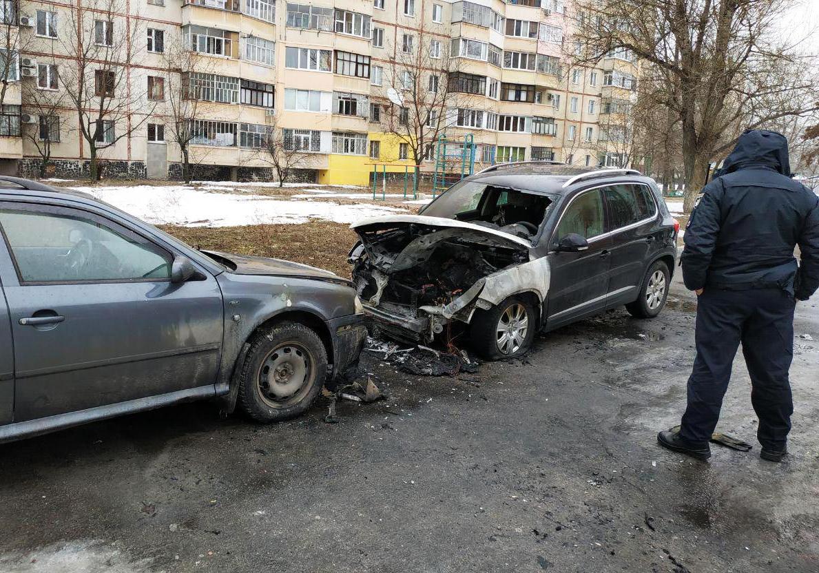 На Леваде ночью горело 6 машин