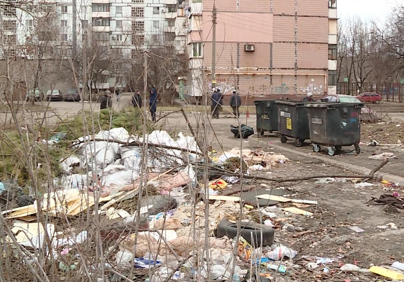 На границе Днепровского и Вознесеновского районов возле жилых домов  образовалась свалка - Запорожье Vgorode.ua