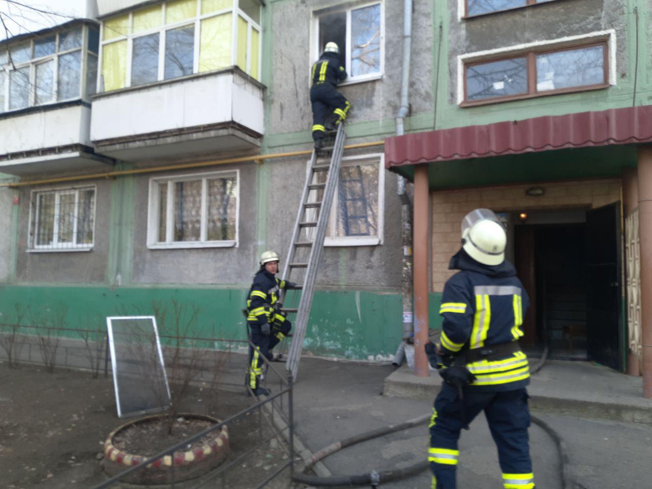 На Космосе спасали женщину в горящей квартире. Фото: ГСЧС