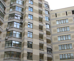 Во дворе генпрокурора уже перестали убирать мусор. Фото с сайта mycityua.com.