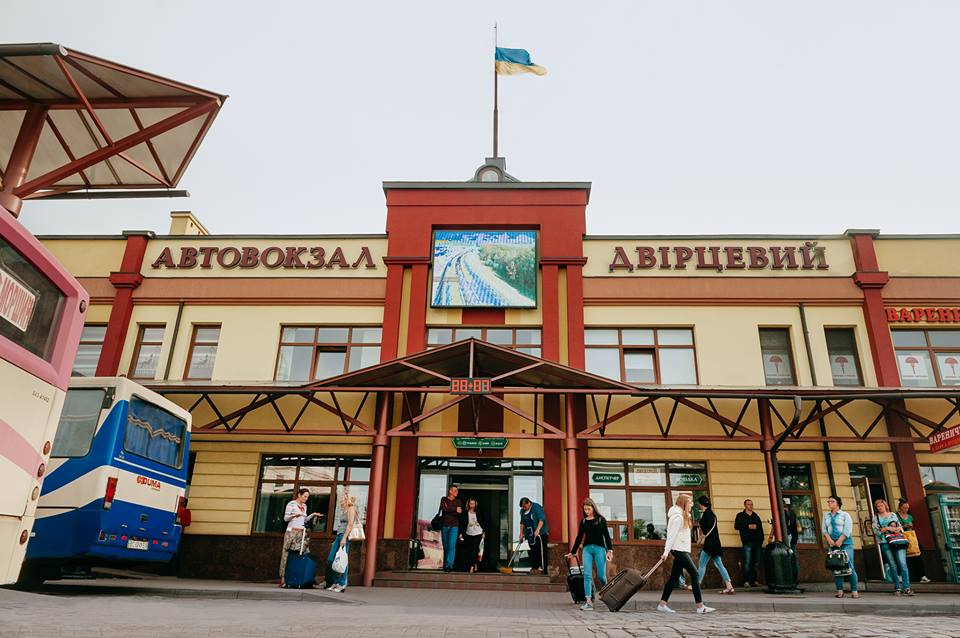 Де купувати квитки і чекати автобуси після закриття автовокзалу «Двірцевий» 