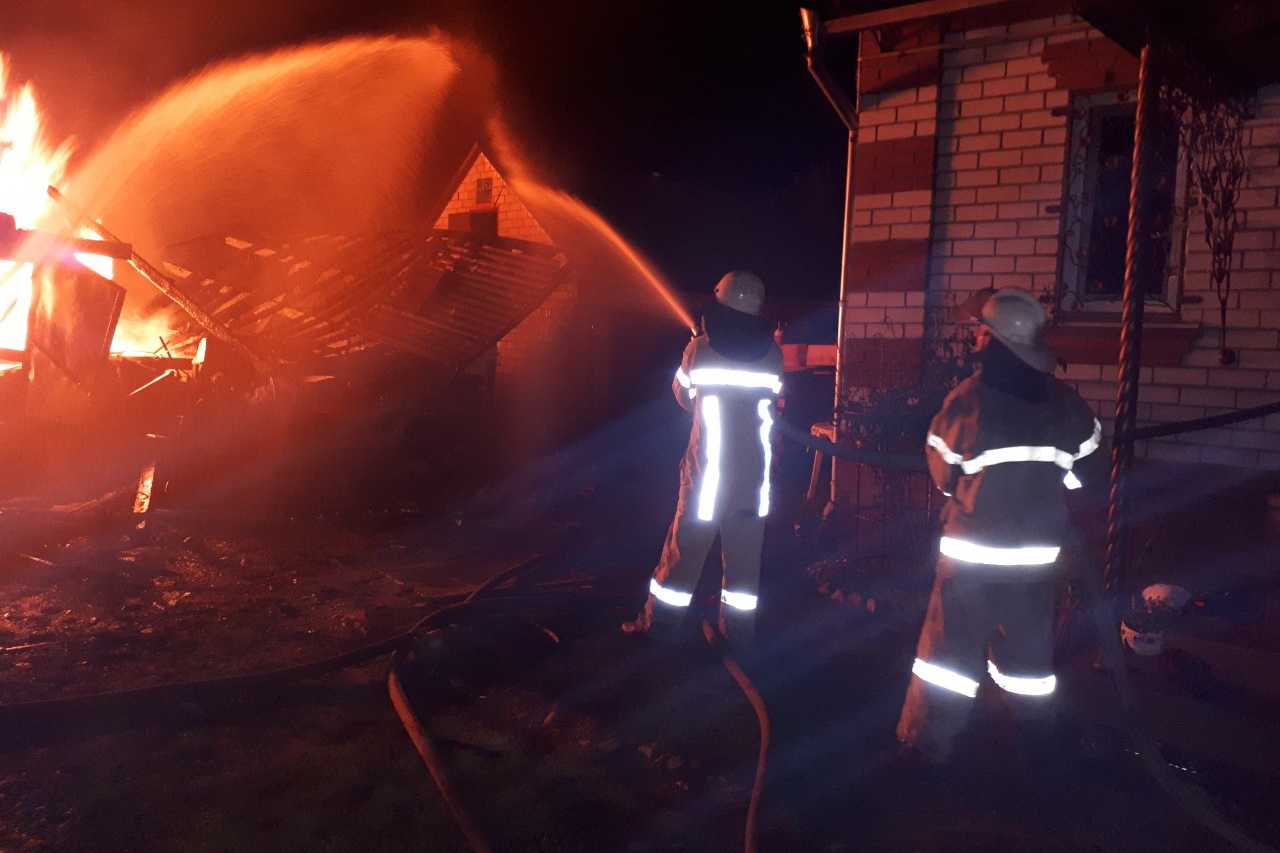 Под Харьковом взорвался гараж с топливом и микроавтобус (фото) - Харьков  Vgorode.ua