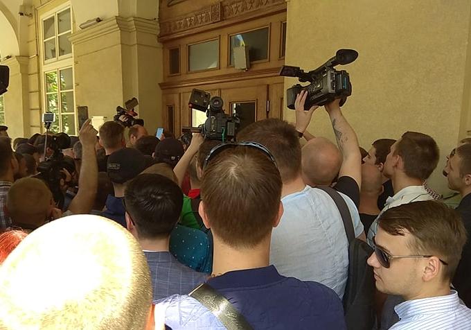 У Львові невідомі виламали двері у Ратушу. 