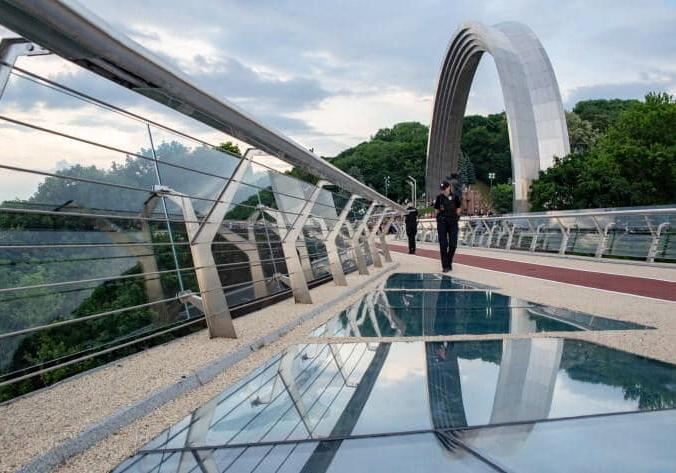 Почему в Киеве закрыли временно пешеходный мост Кличко 
