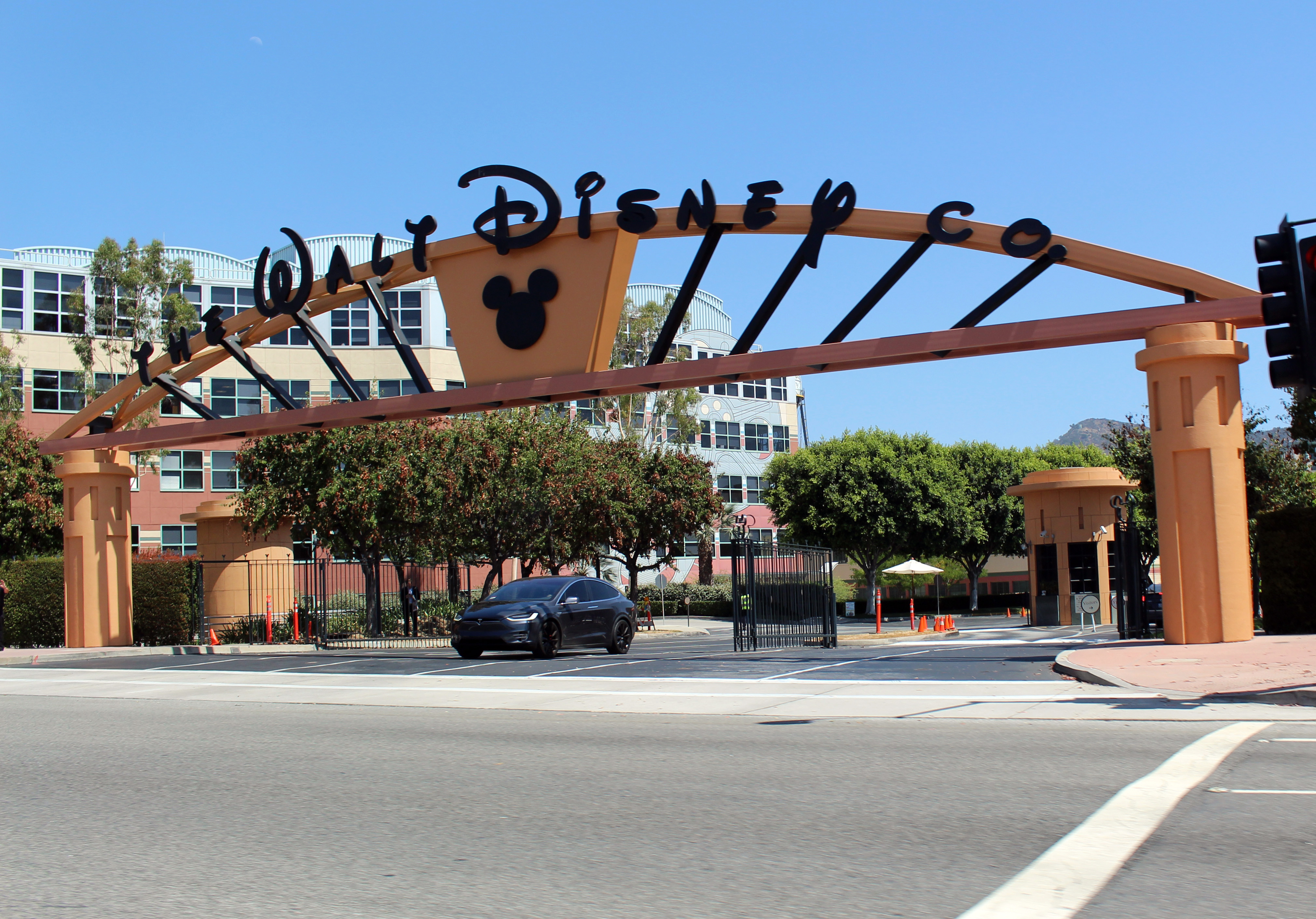 Disney studio. The Walt Disney Studios, Бербанк, штат Калифорния.. The Walt Disney Company компания. Студия Уолта Диснея США. The Walt Disney Company штаб квартира.