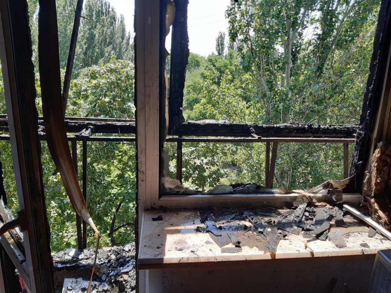 На бульваре Центральном горел балкон. Фото: ГСЧС