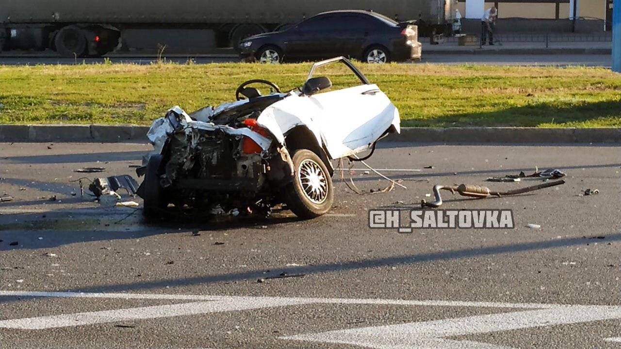 Smertelnoe Dtp Na Moskovskom Prospekte V Harkove Mashinu Razorvalo Popolam Foto Video Harkov Vgorode Ua