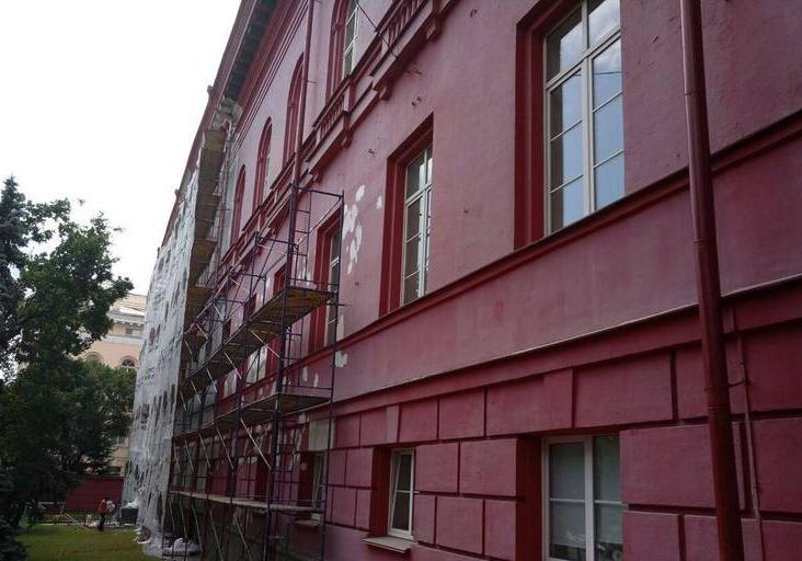 В Киеве красят красный корпус КНУ Шевченко - Киев Vgorode.ua