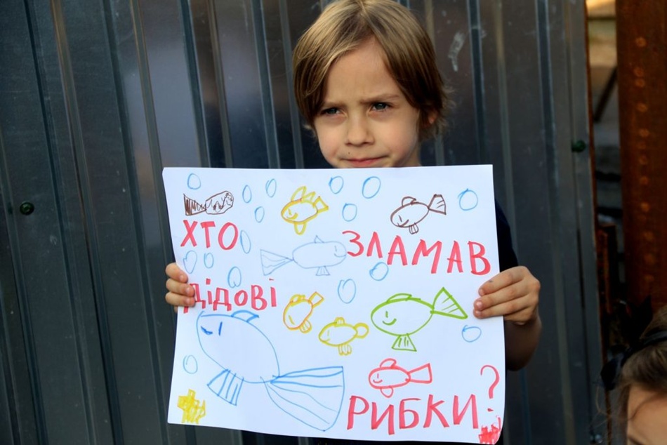 Львів’яни вимагають назвати імена винних у знищенні мозаїки на магазині "Океан". Фото studio.com.ua.