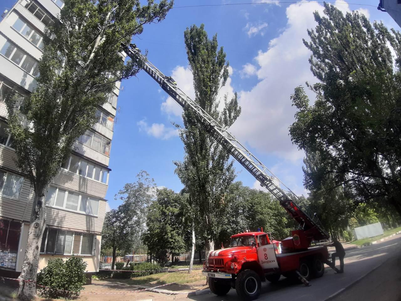 На Космосе с крыши дома сорвало железный лист / фото: ГСЧС