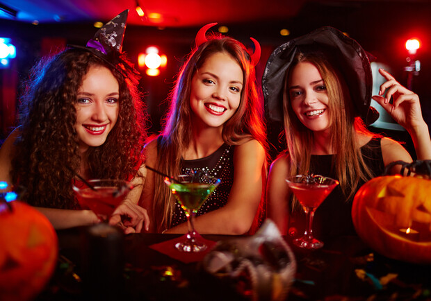 Женщины устраивают девичник в ночном клубе