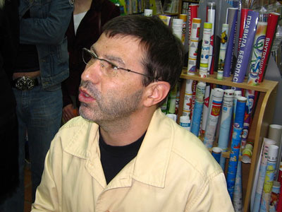 Евгений Гришковец уже пакует чемоданы, собираясь наведаться в Киев с новой книгой "Сатисфакция" и концертом