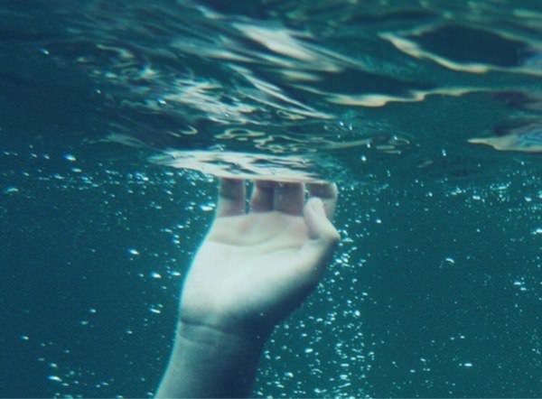 Стоковое видео категории «Премиум» — Девушка купается в прозрачной морской воде