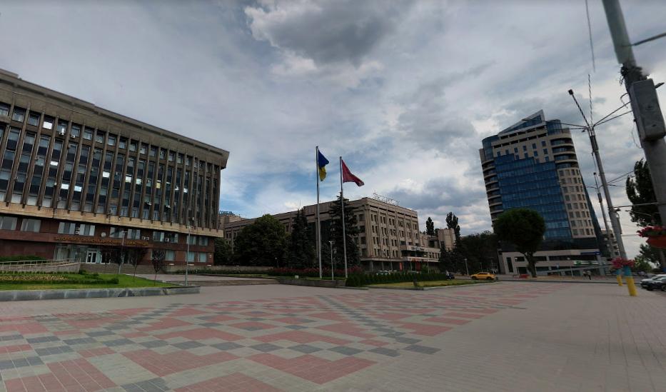 Площадь возле обладминистрации на Фестивальной оцепили / фото: GoogleMaps