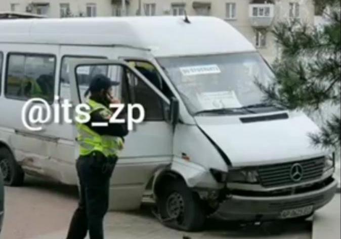 На 12 апреля маршрутка влетела в столб. Скриншот с видео