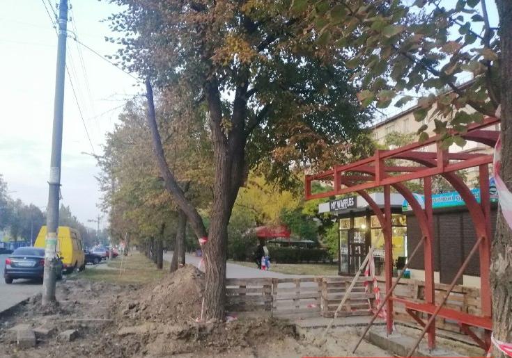 Новую остановку уже начали устанавливать. Фото: Actual.Today.