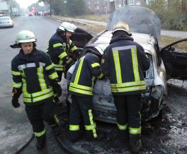 Сегодня рано утром на улице Гагарина загорелось авто. Фото пресс-службы ГСЧС в Запорожской области.