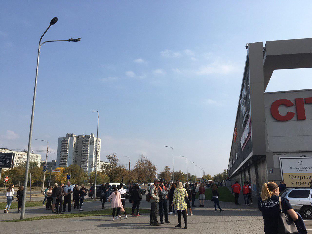 Людей срочно эвакуировали из ТРК "Сити Молл". Фото: Алина Деревянко