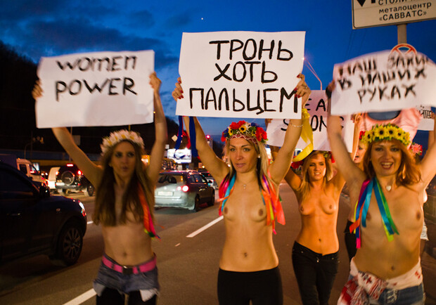 Голые FEMEN сорвали модный показ Nina Ricci (ФОТО)