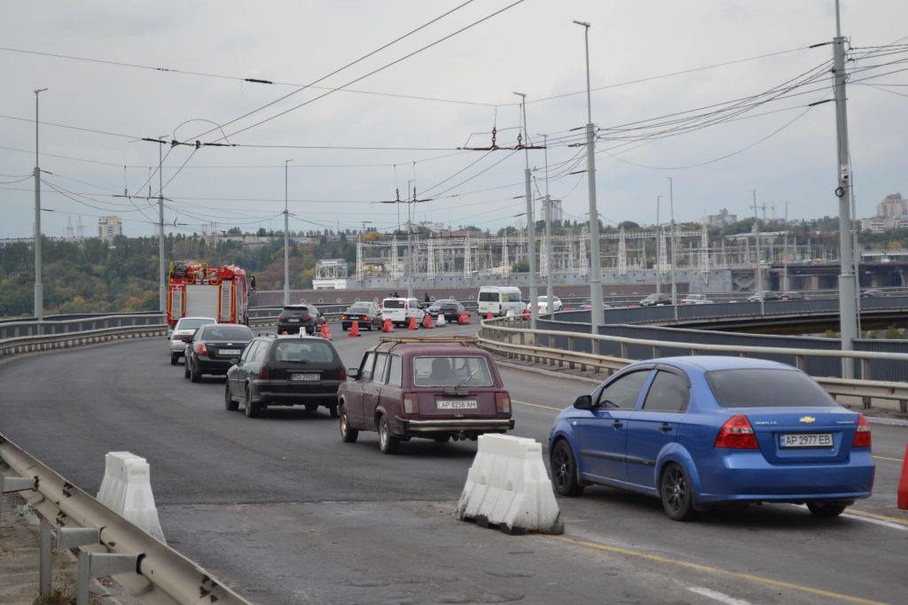 В Запорожье открыли 4 полосы движения на ДнепроГЭСе. Фото: akzent.zp.ua