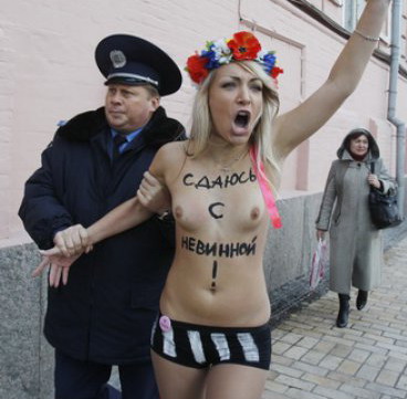 Активистки Фемен показывают свои обнаженные тела