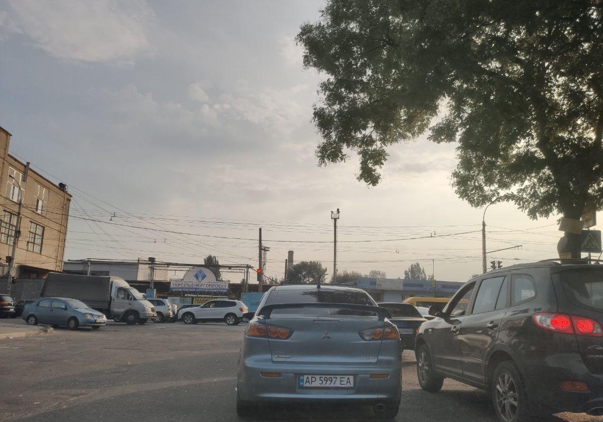 В Запорожье на плотине огромная пробка / иллюстрация: Анна Покровская