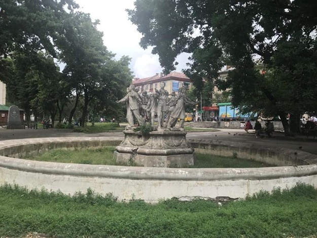 В Запорожье реконструируют сквер. Фото: fb Владимир Буряк