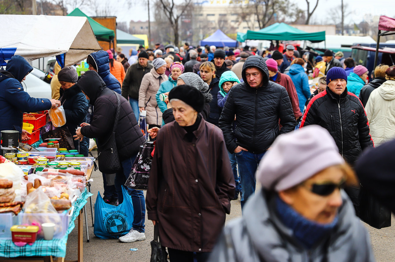 Ярмарка на площади у цирка продолжает работать не смотря на запрет. Фото: 061