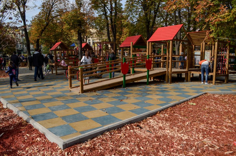 Одесситов возмутила табличка на детской площадке - Одесса Vgorode.ua