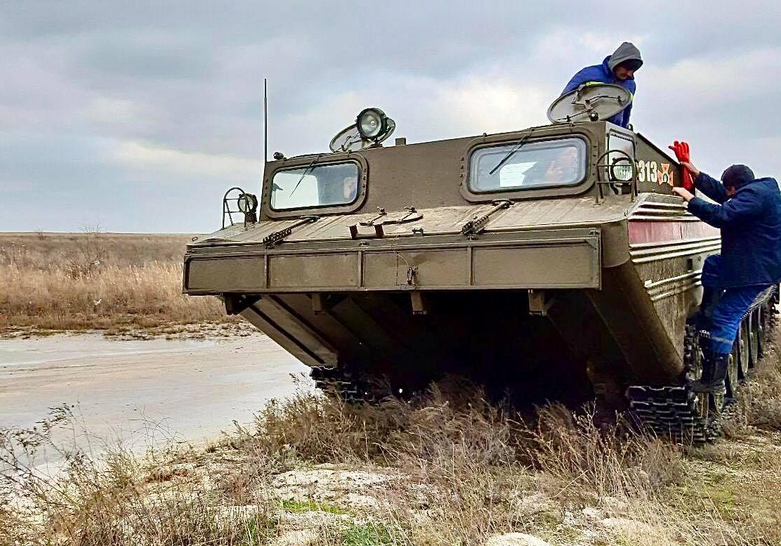 Спасатели эвакуировали людей с острова Бирючий. Фото: ГСЧС