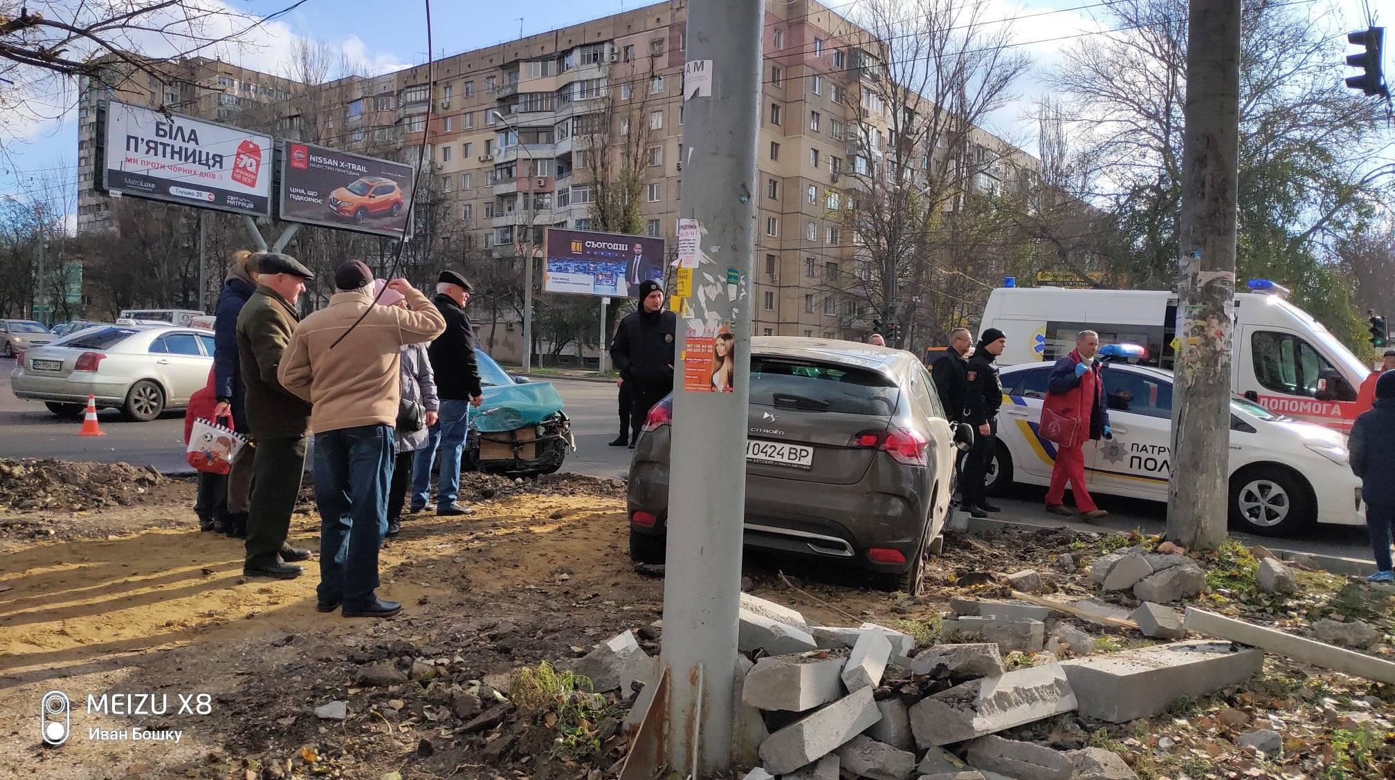 На перекрестке улиц Ильфа и Петрова и академика Глушко столкнулись два авто  - Одесса Vgorode.ua