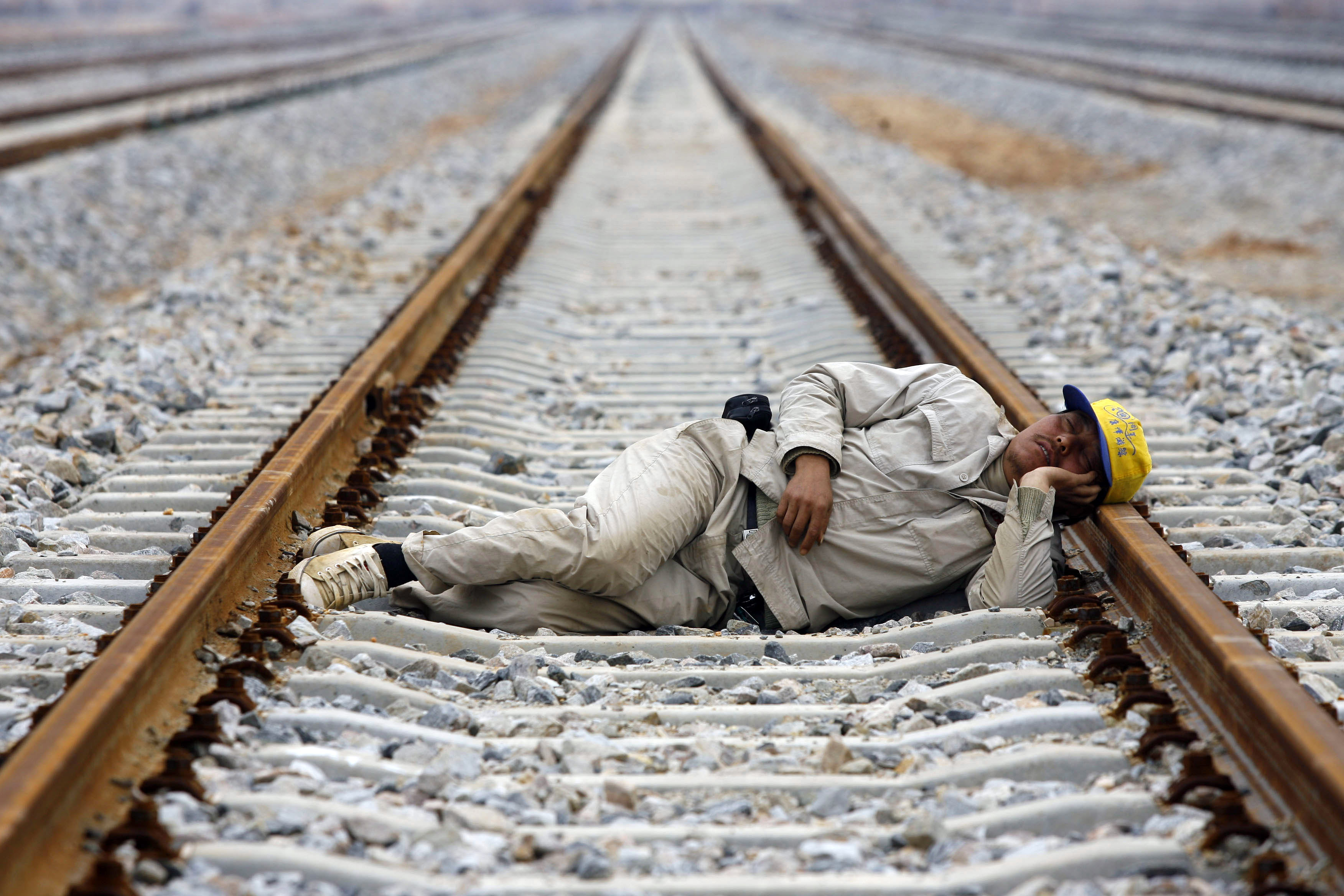 Поезд устал. Человек на железной дороге.