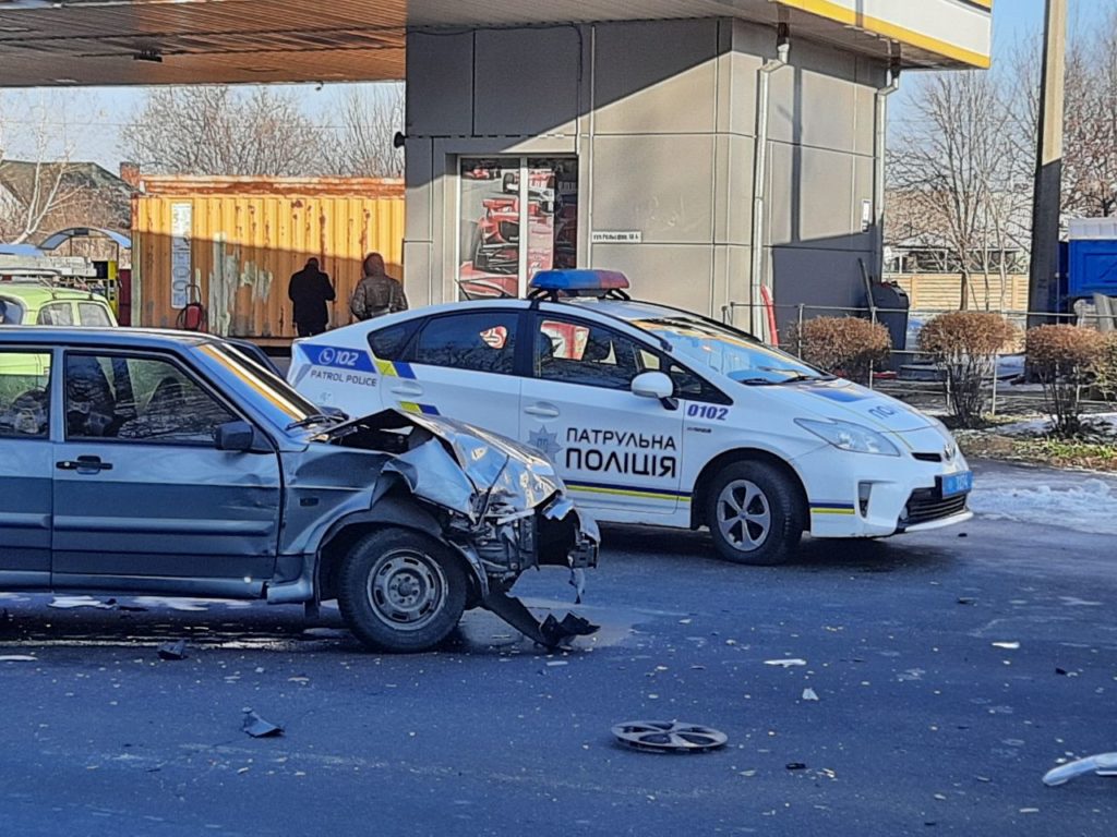 На Правом полицейские взяли машину на таран. Фото: "Первый Запорожский"