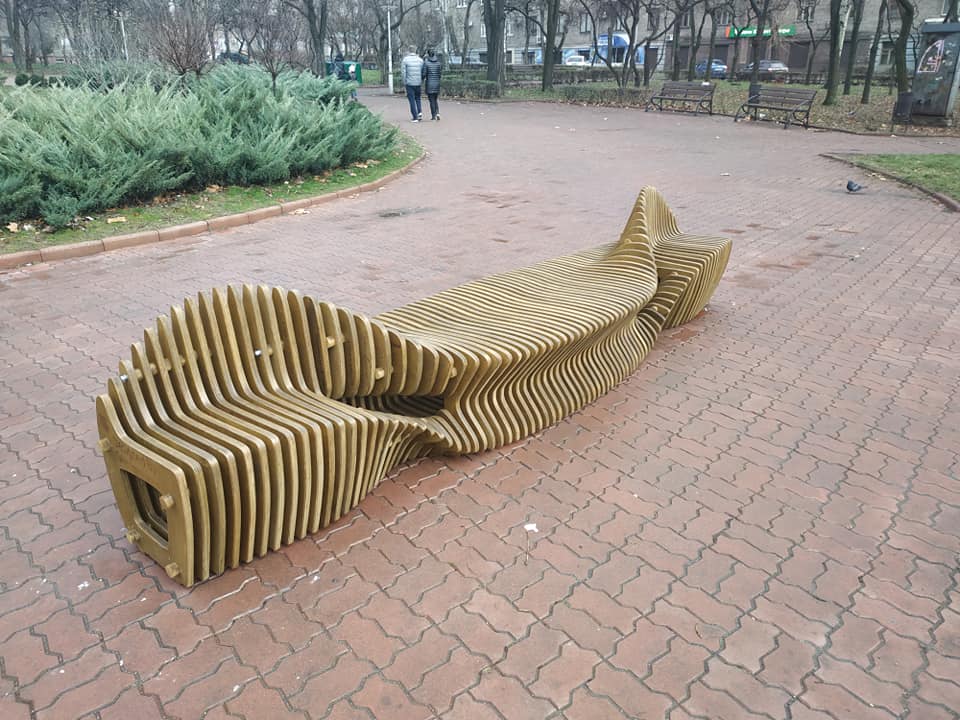На Маяковского установили необычную лавочку. Фото: "Суспільне:UA"