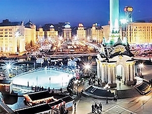 Каркас новогодней красавицы уже установили. Остались - ветки и украшения.
Фото с сайта kp.ua