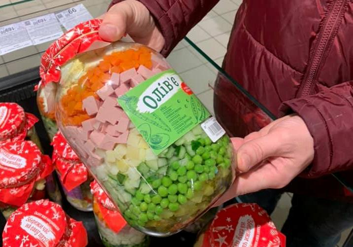 Просто добавь майонеза: в супермарете Днепра продают Оливье в банке