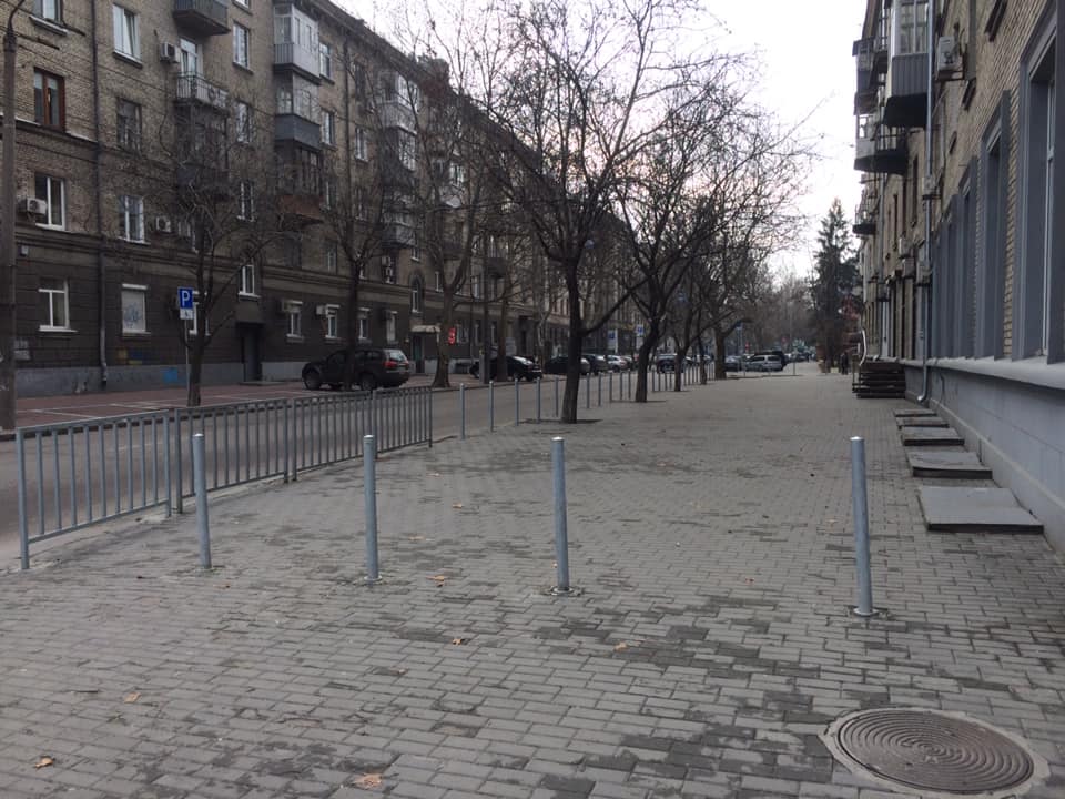 На улице Владимира Мономаха установили новые антипарковочные столбы ...