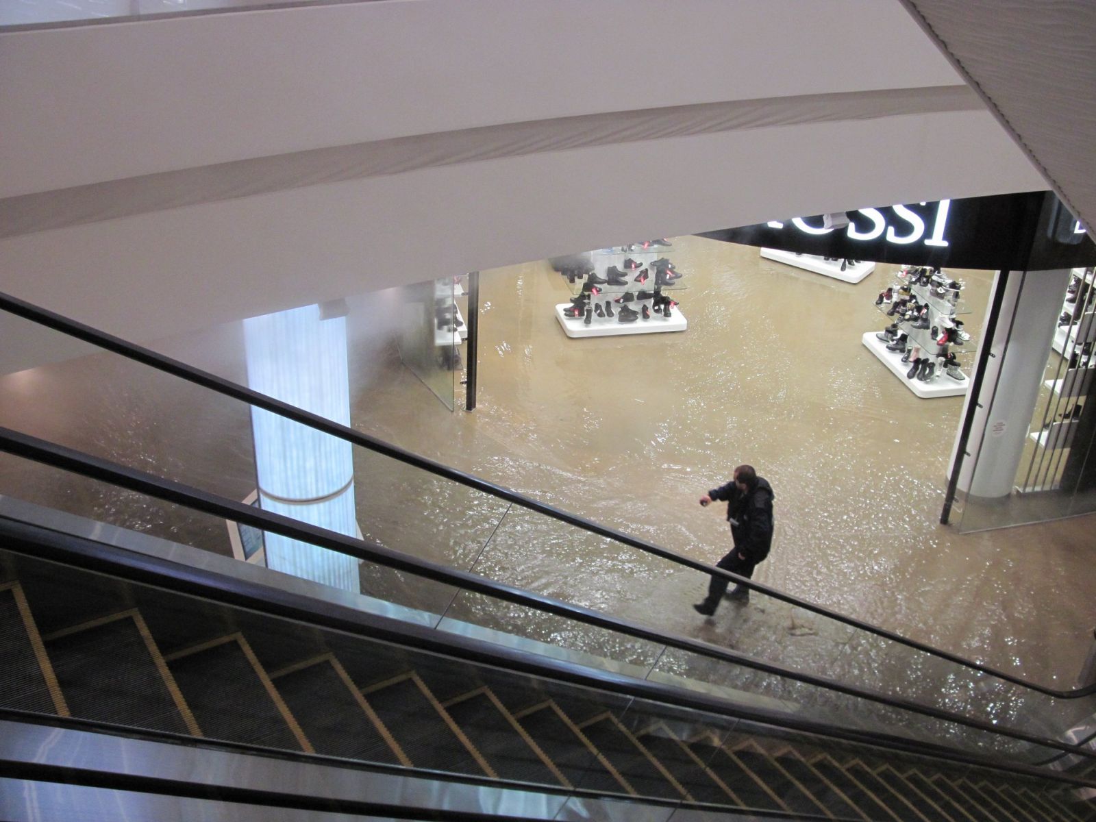 Выбитые стекла, ожоги и ограничение движения: что известно о потопе в ТРЦ 