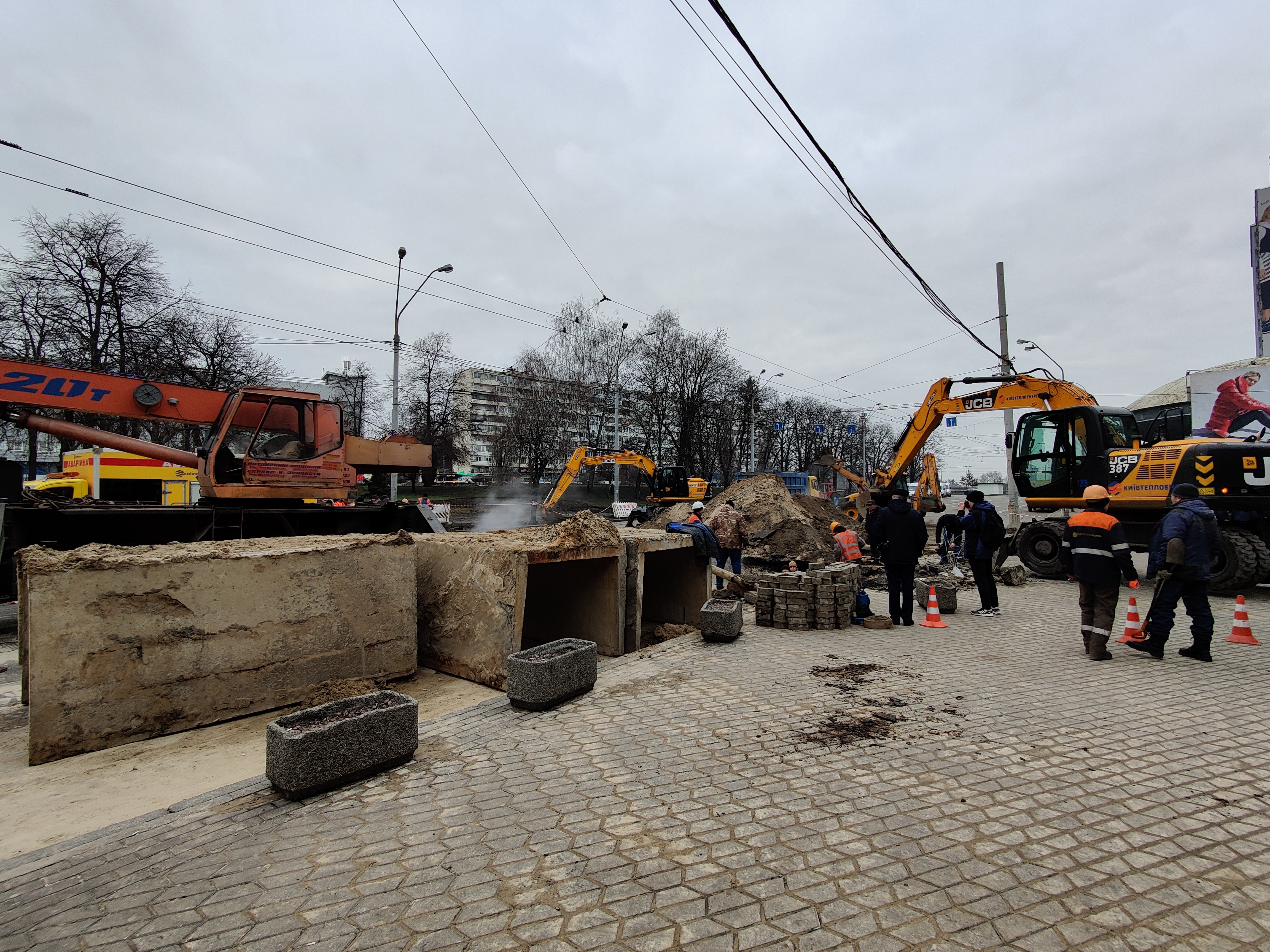 Прорыв теплосети возле ТРЦ 
