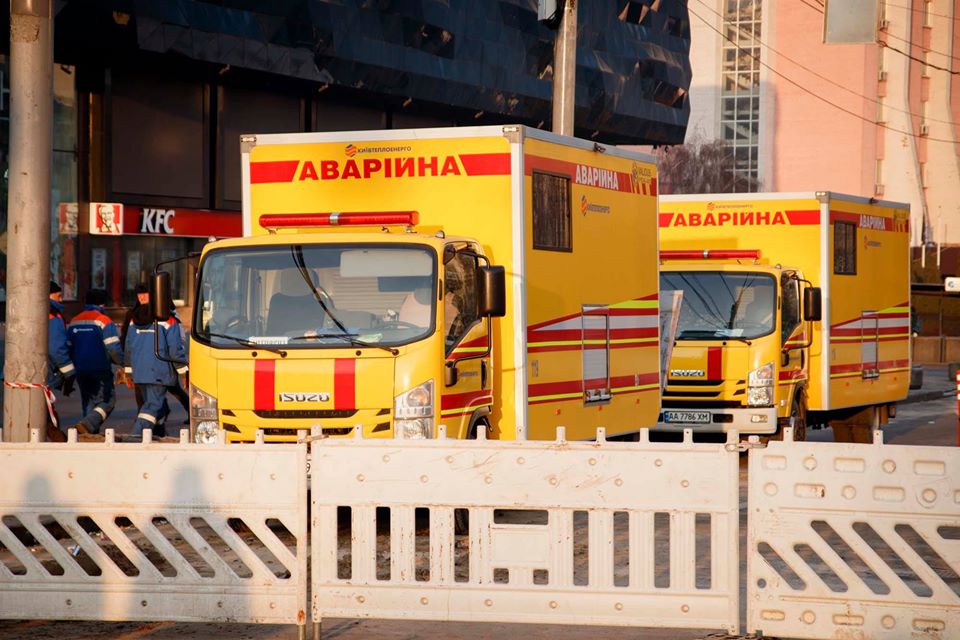 Прорыв трубы возле Ocean Plaza: коммунальщики отремонтировали поврежденную теплосеть