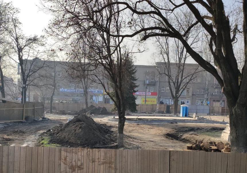 Прохожие справляют нужду у сквера Пионеров / фото: Vgorode