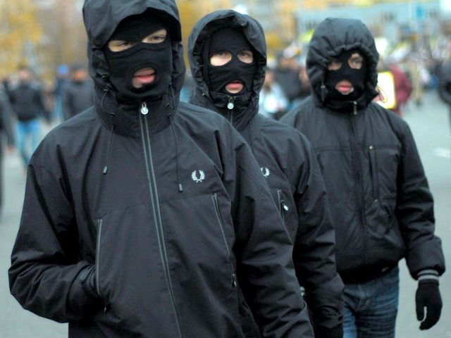Львівські поліцейські розшукують злочинців, які, увірвавшись у будинок, катували родину, вбили жінку, а тоді втекли. Фото умовне.