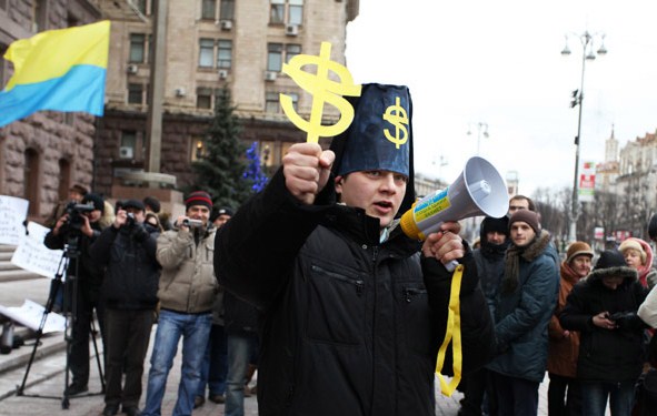 Люди с плакатами и в символической одежде священников пытались добиться правильного распределения денег из столичного бюджета.

Все фото с сайта stolitsa.glavred.info